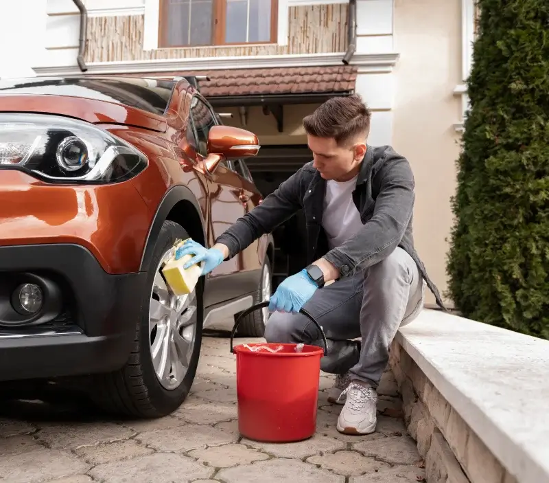 Lavage auto à domicile Couilly-Pont-aux-Dames : professionnel intervenant sur un véhicule